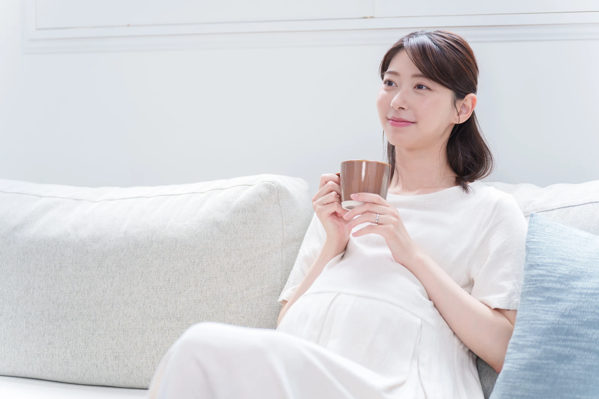 お茶を飲む妊婦