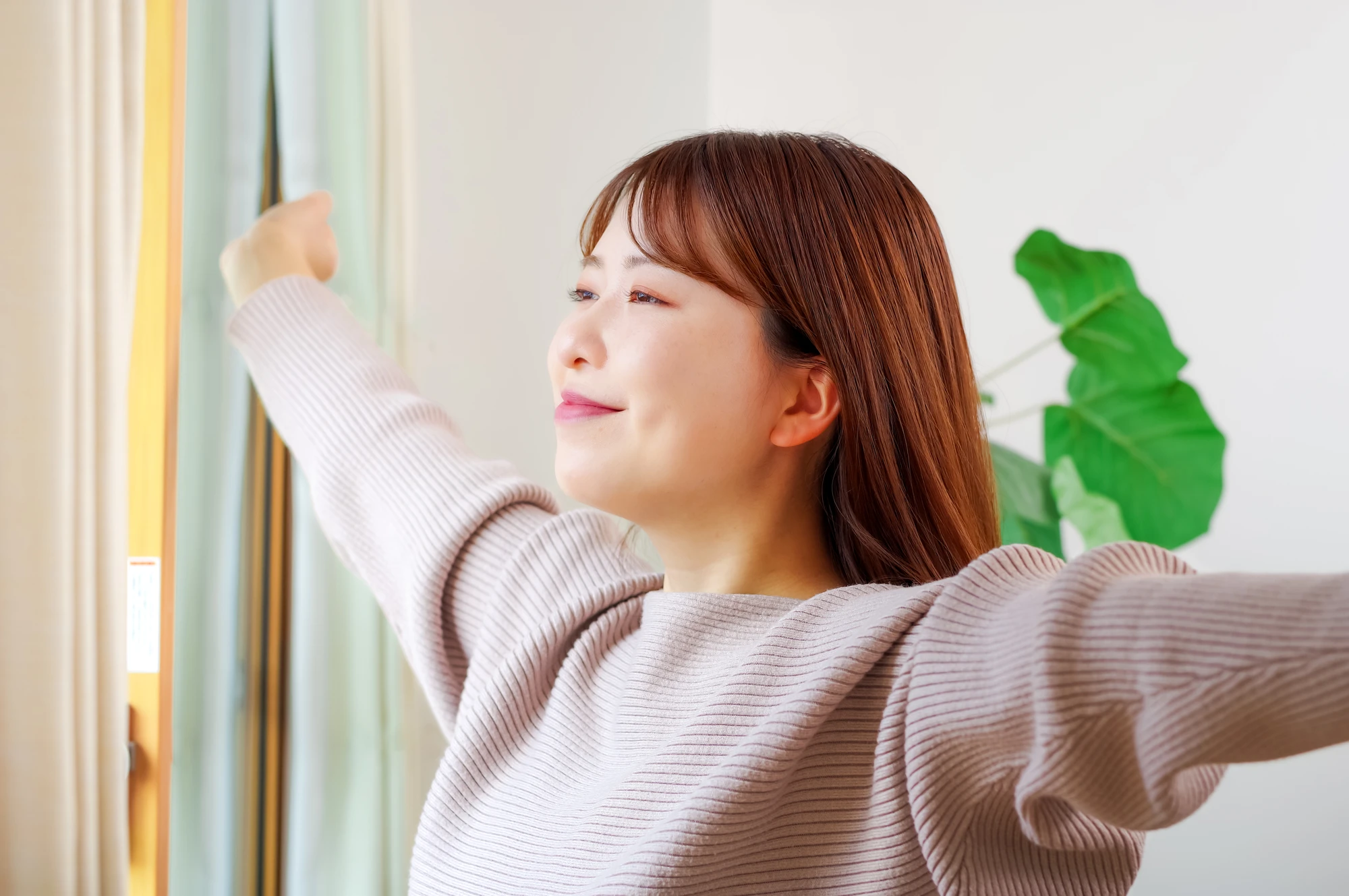 両腕を広げた女性