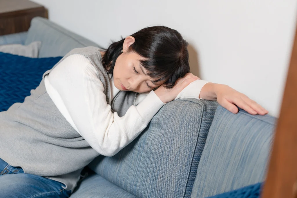 ソファーにもたれる女性