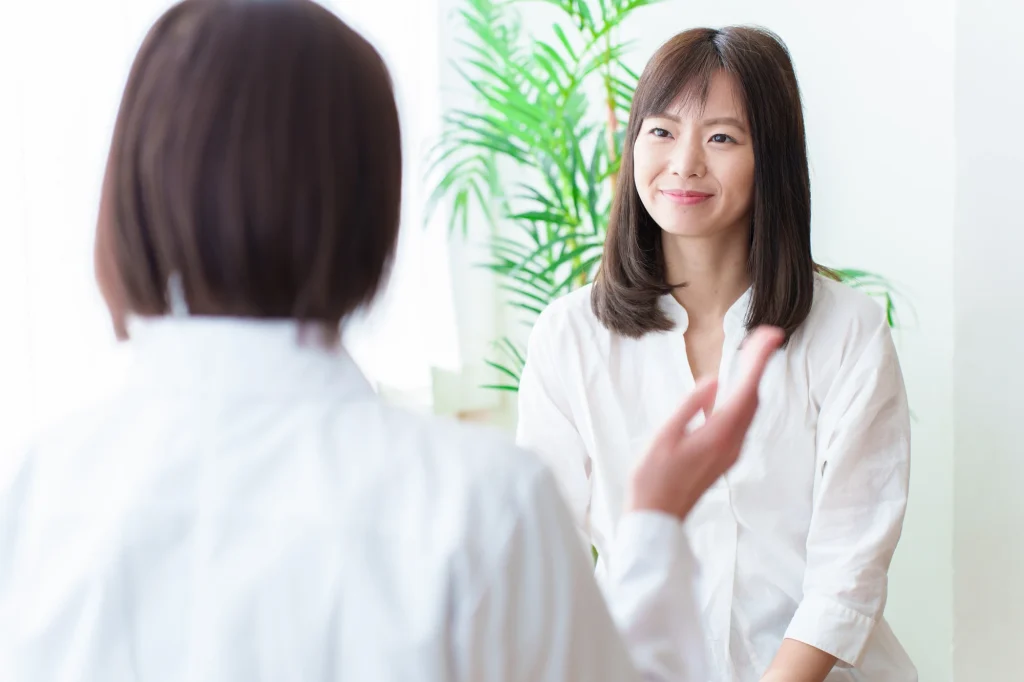 医師の説明を聞く女性