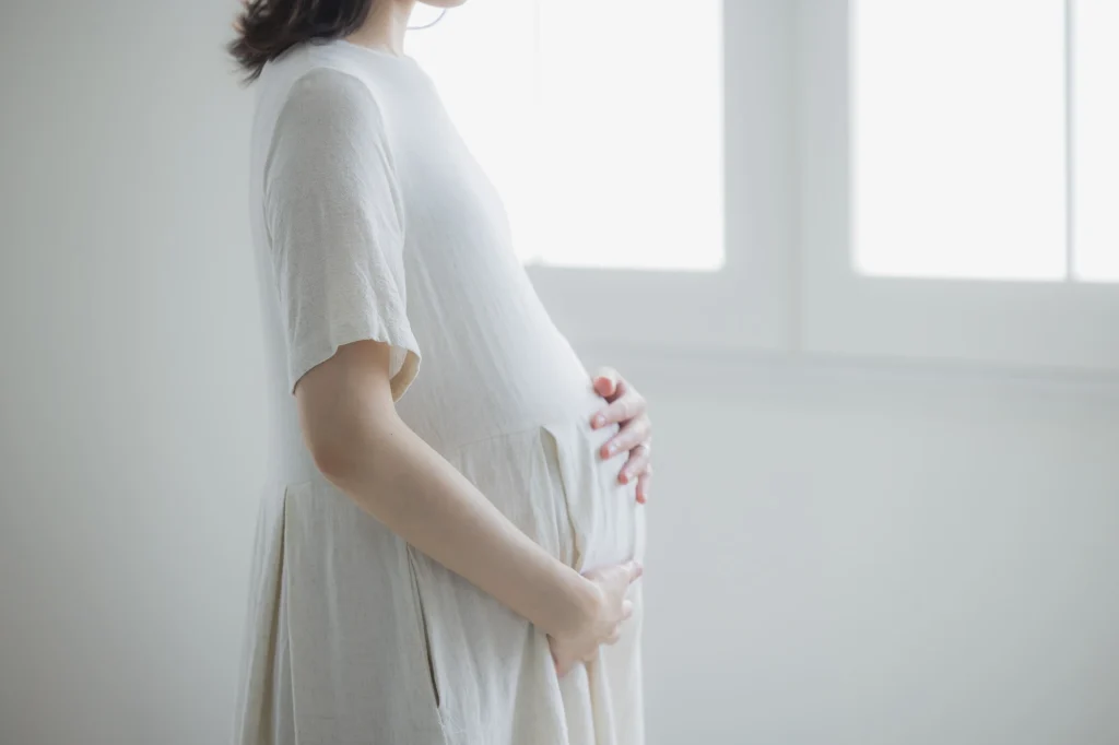 お腹を触る妊婦