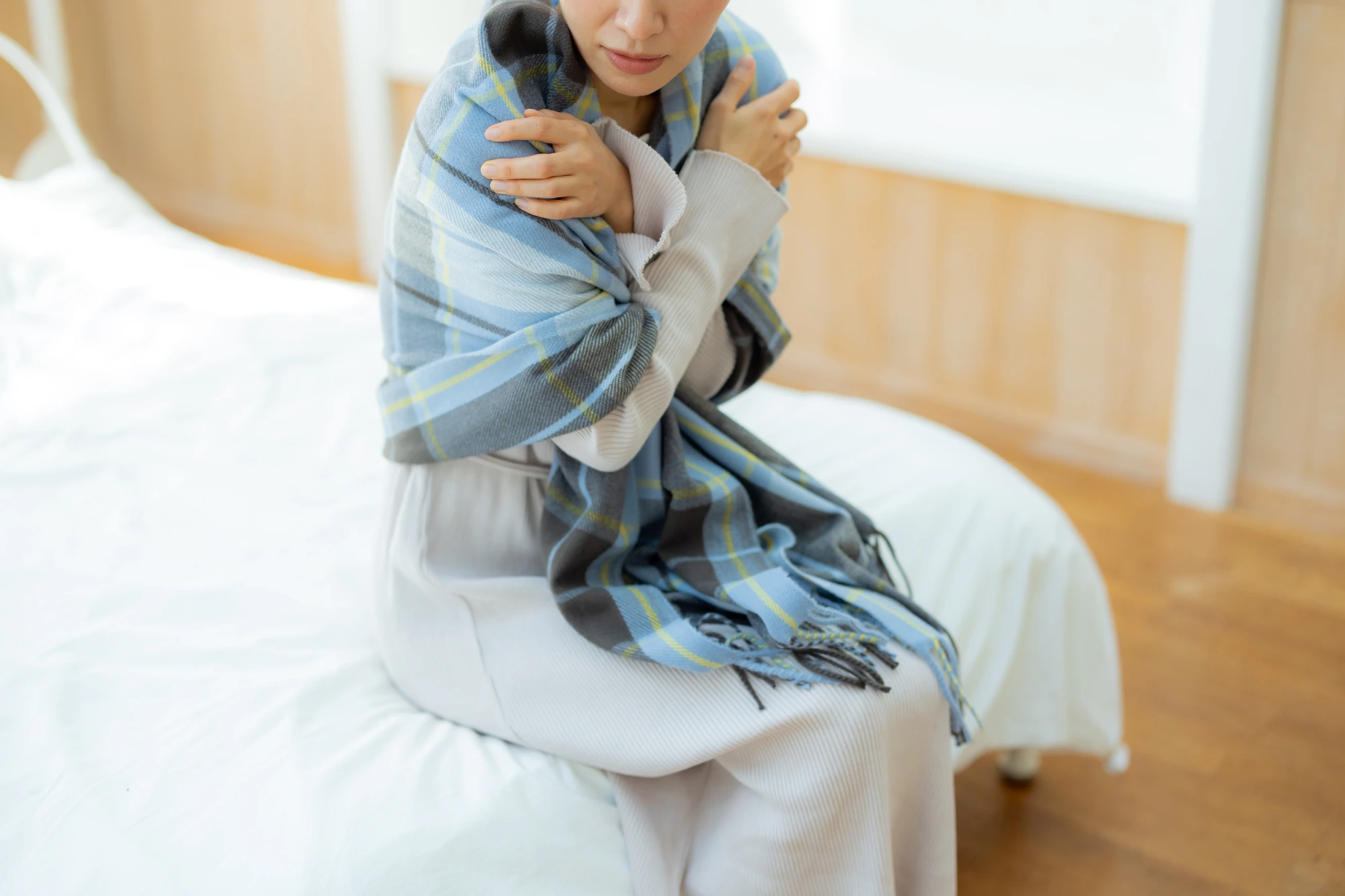 寒そうにする女性