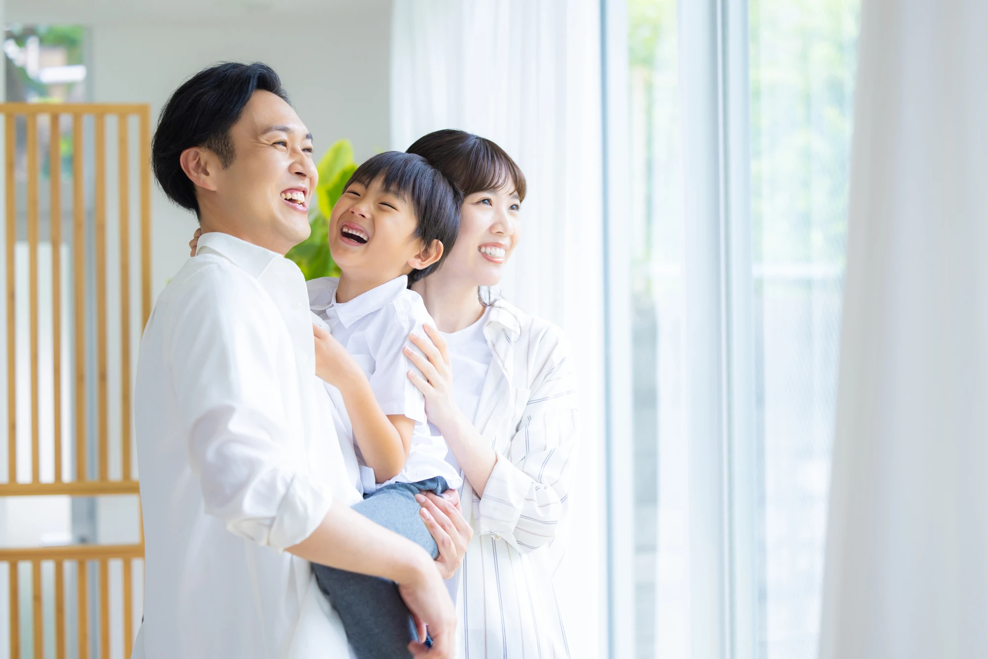 笑顔の3人家族