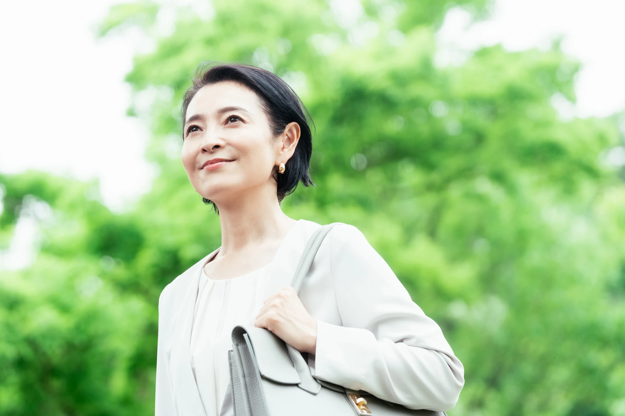にこやかに歩く女性
