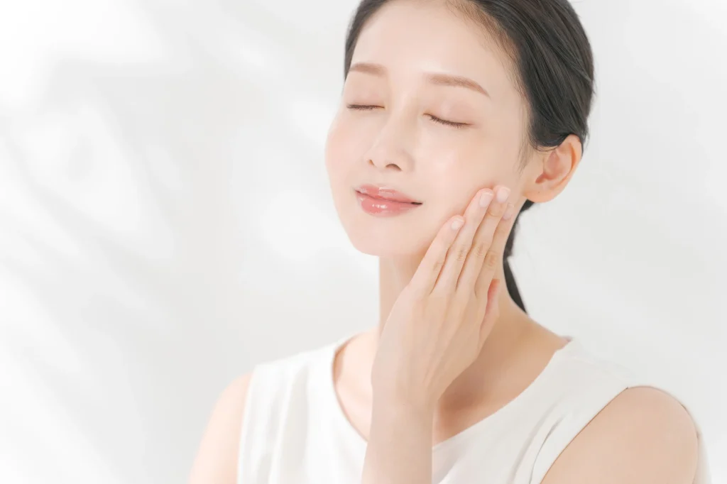 頬を触る女性