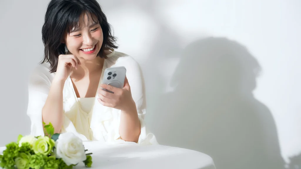 笑顔でスマホを見る女性