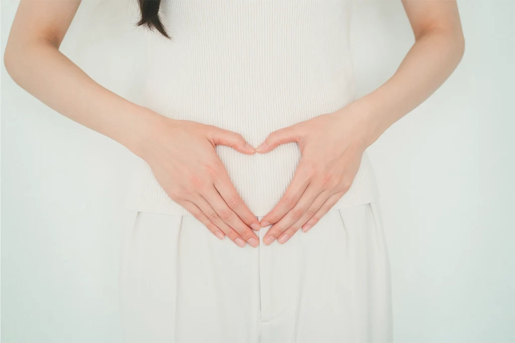 お腹に手を添える女性